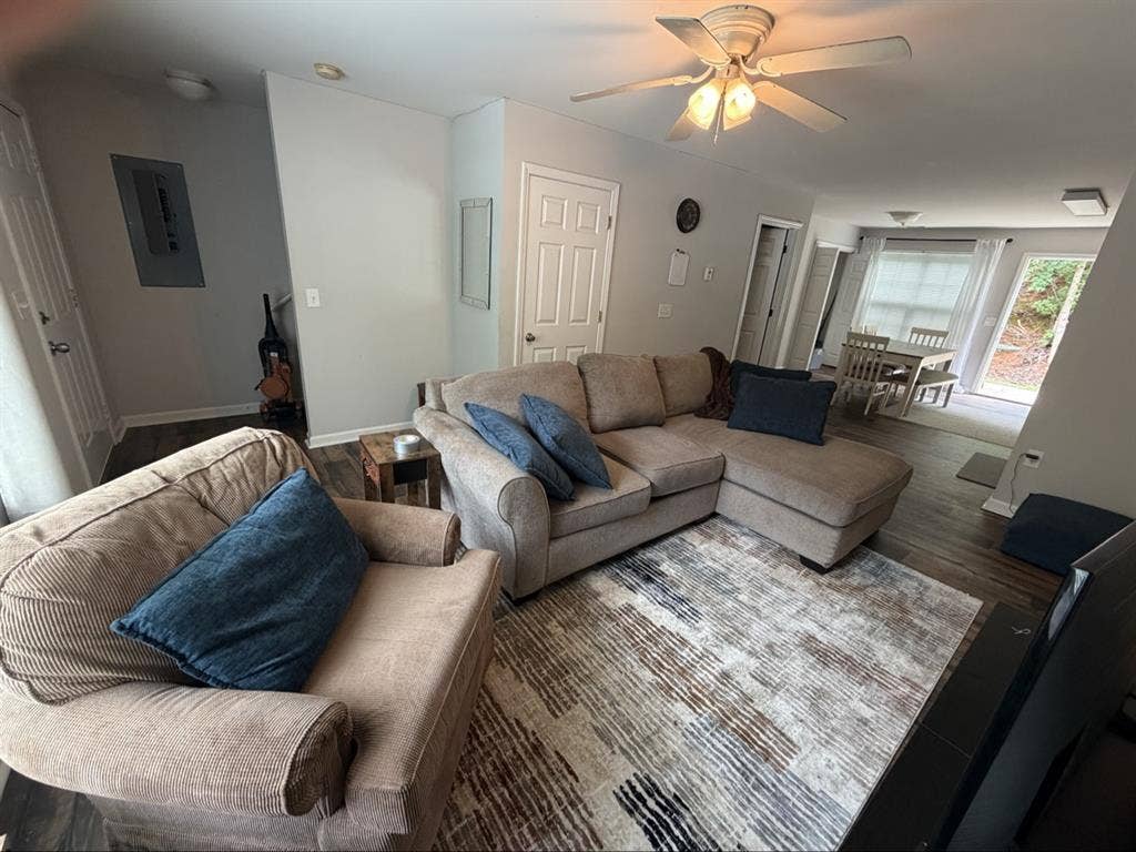 2 bedroom/2.5 bath townhome