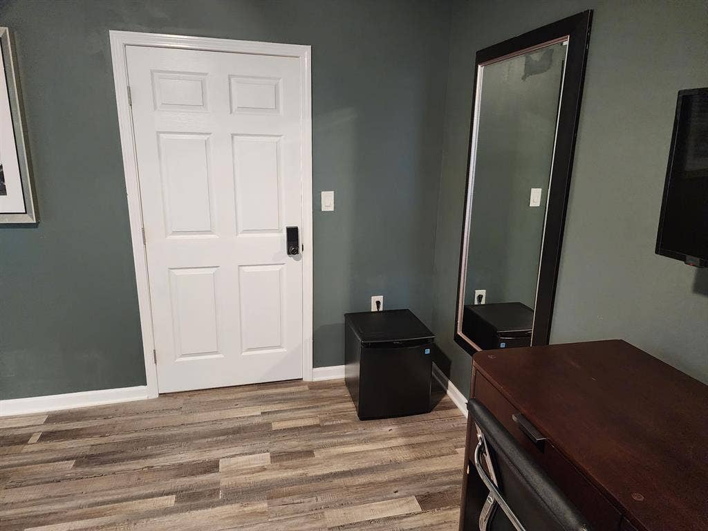 West End! Utilities/Wifi/Park FREE!
