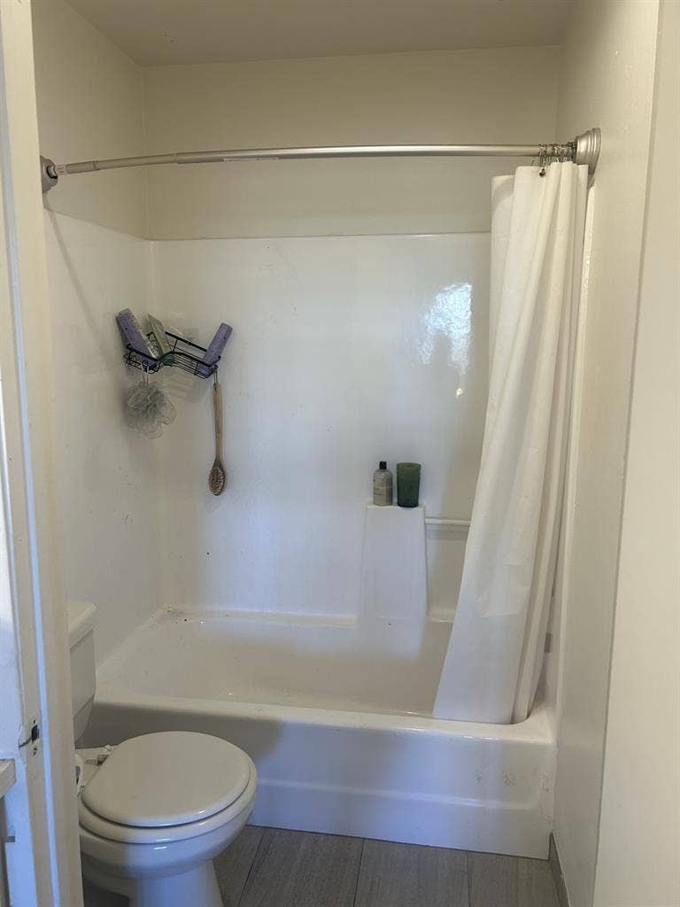 Private room/bathroom/parking
