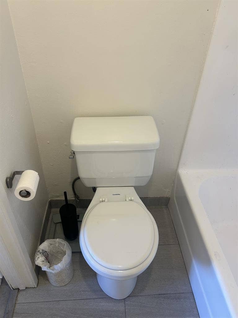 Private room/bathroom/parking