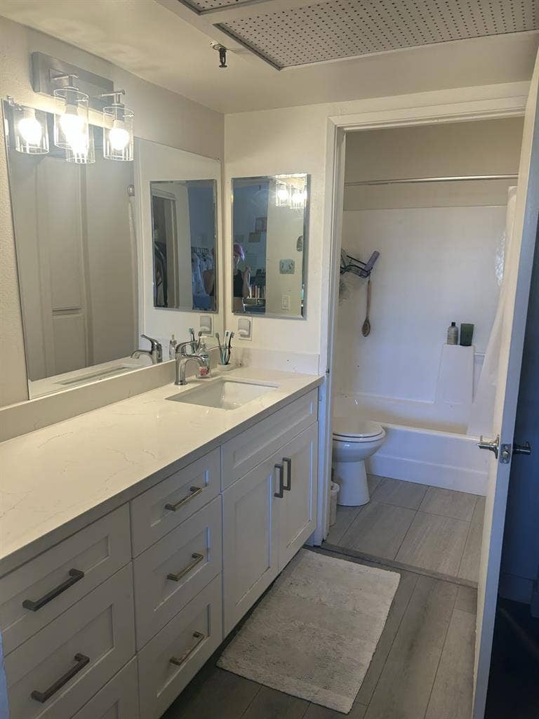 Private room/bathroom/parking