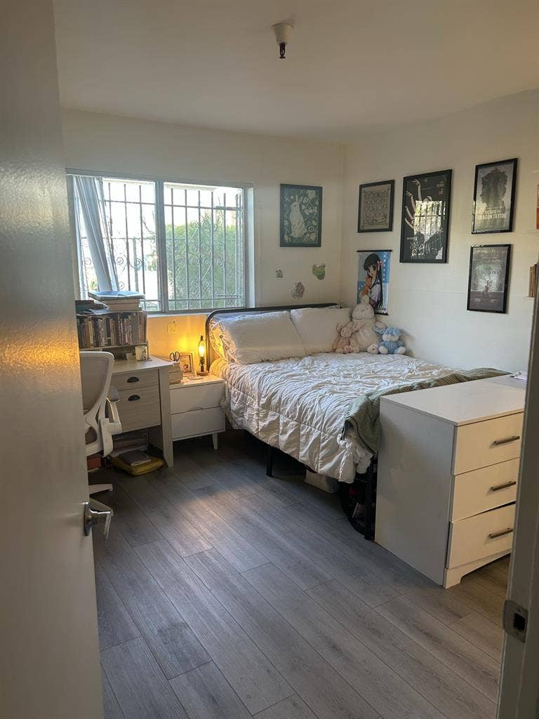 Private room/bathroom/parking