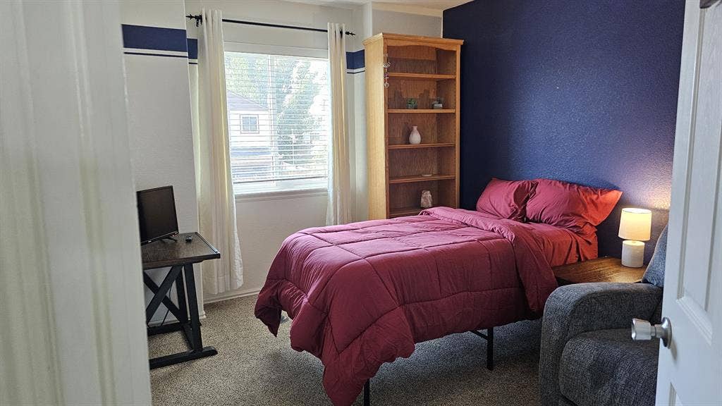 2 rooms (1 bdrm & office/living)