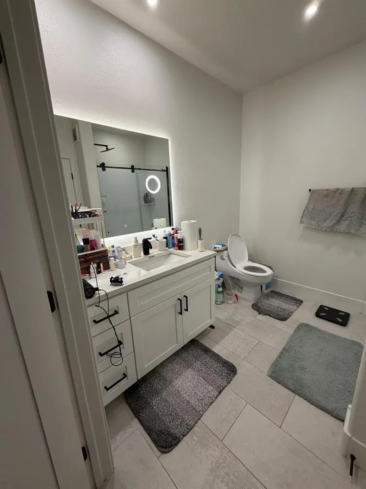 Looking for a female roommate