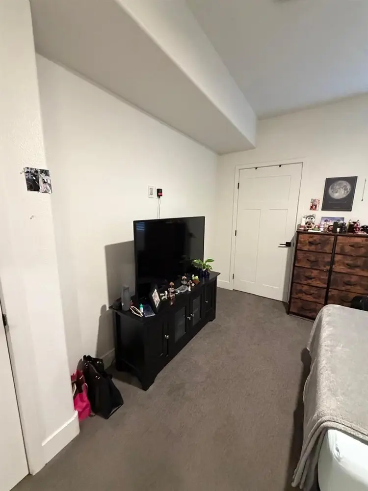 Looking for a female roommate
