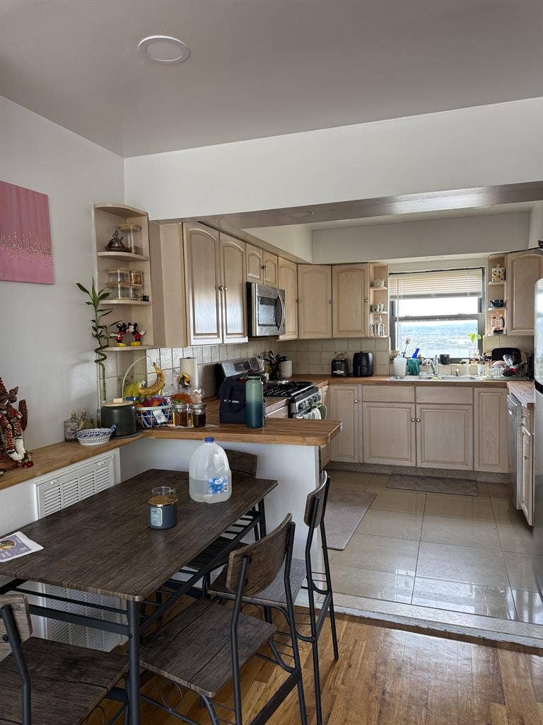 Large Room Spacious Home - Near NYC