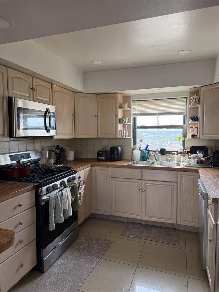 Large Room Spacious Home - Near NYC