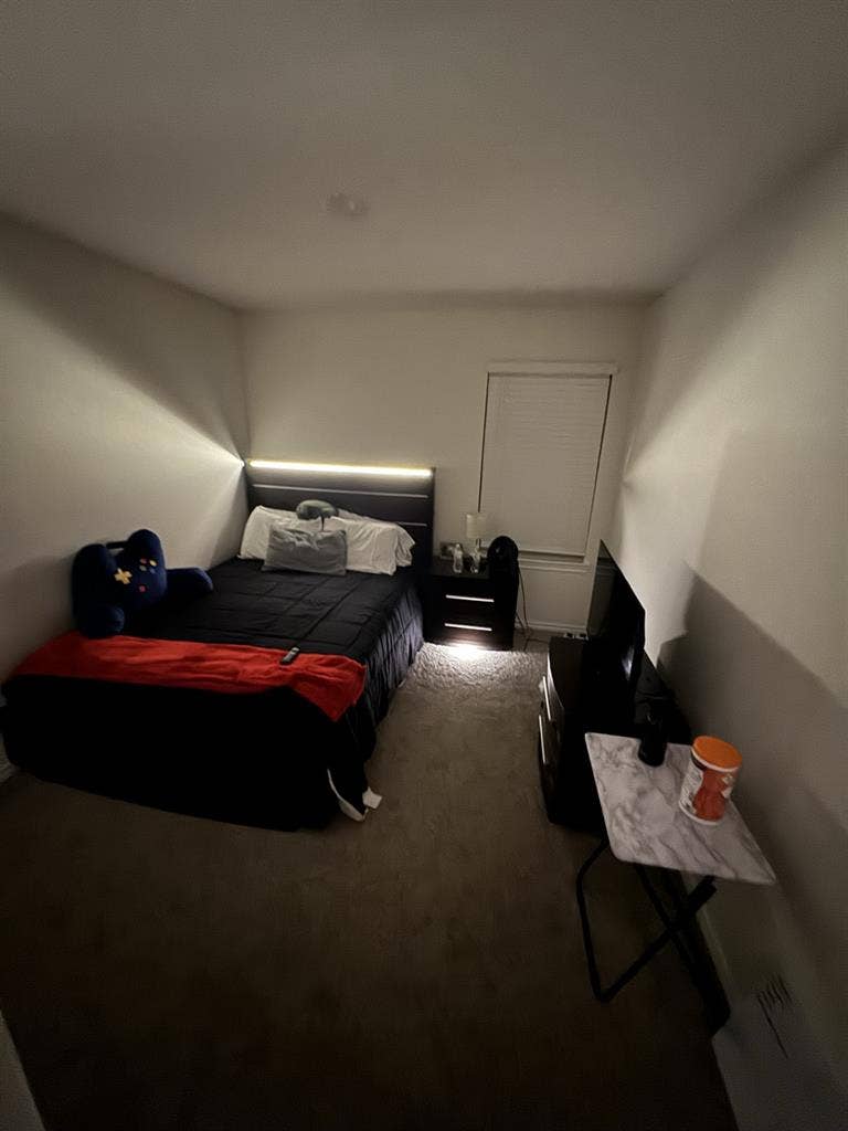 ISO Female Tenant ONLY Prices
