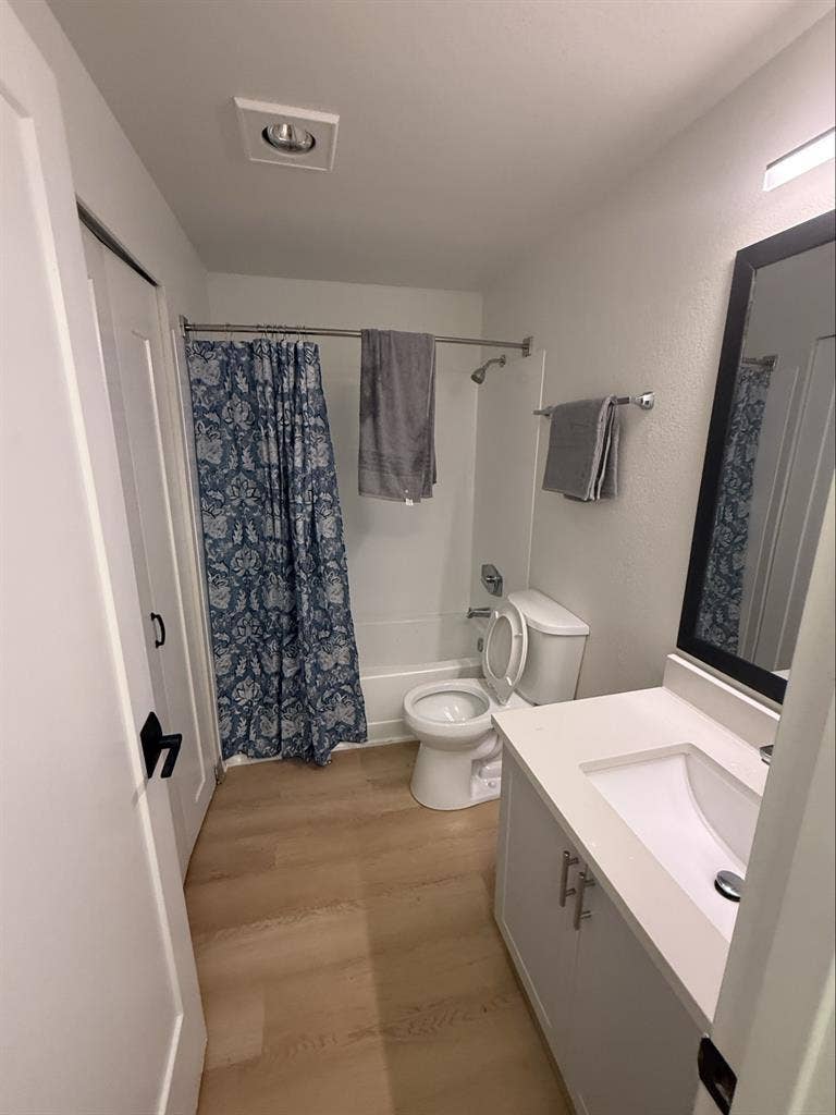ISO a roommate in Federal Way