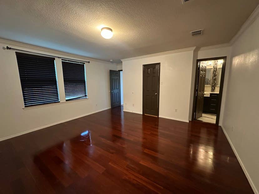 Frisco room with awesome bathroom!