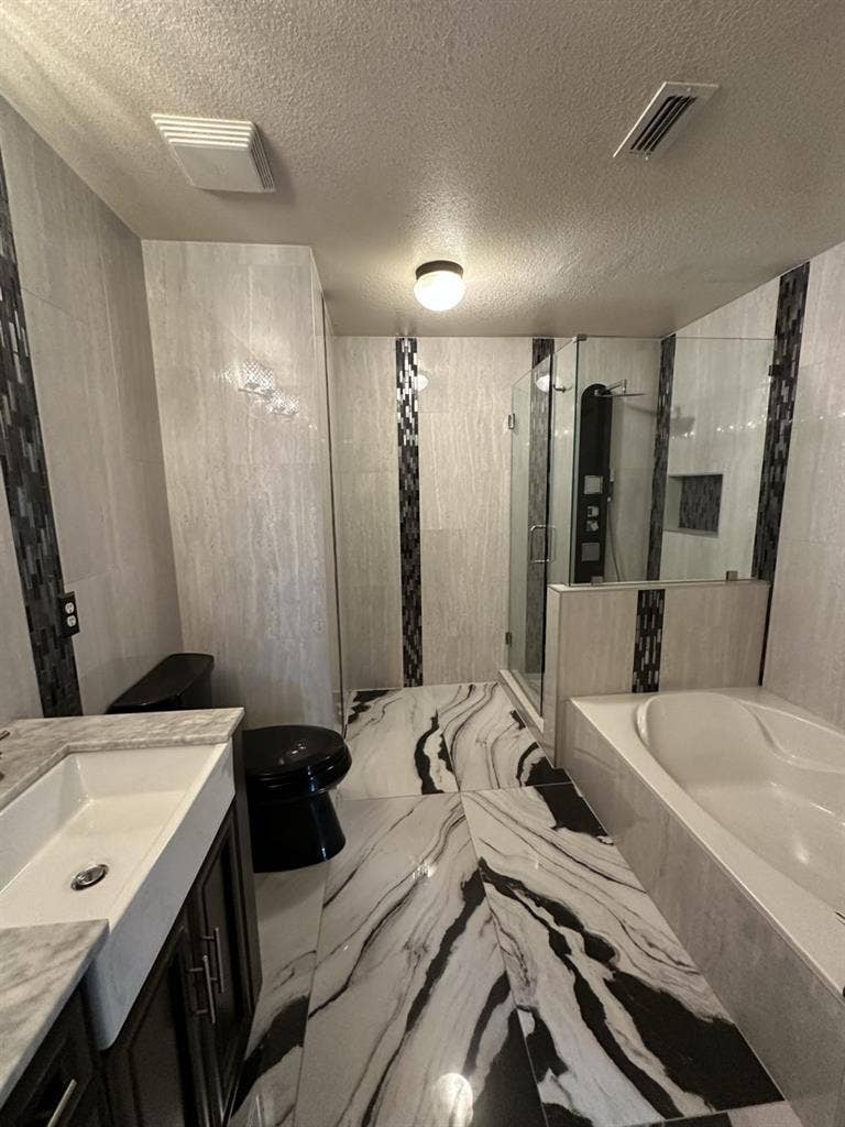 Frisco room with awesome bathroom!