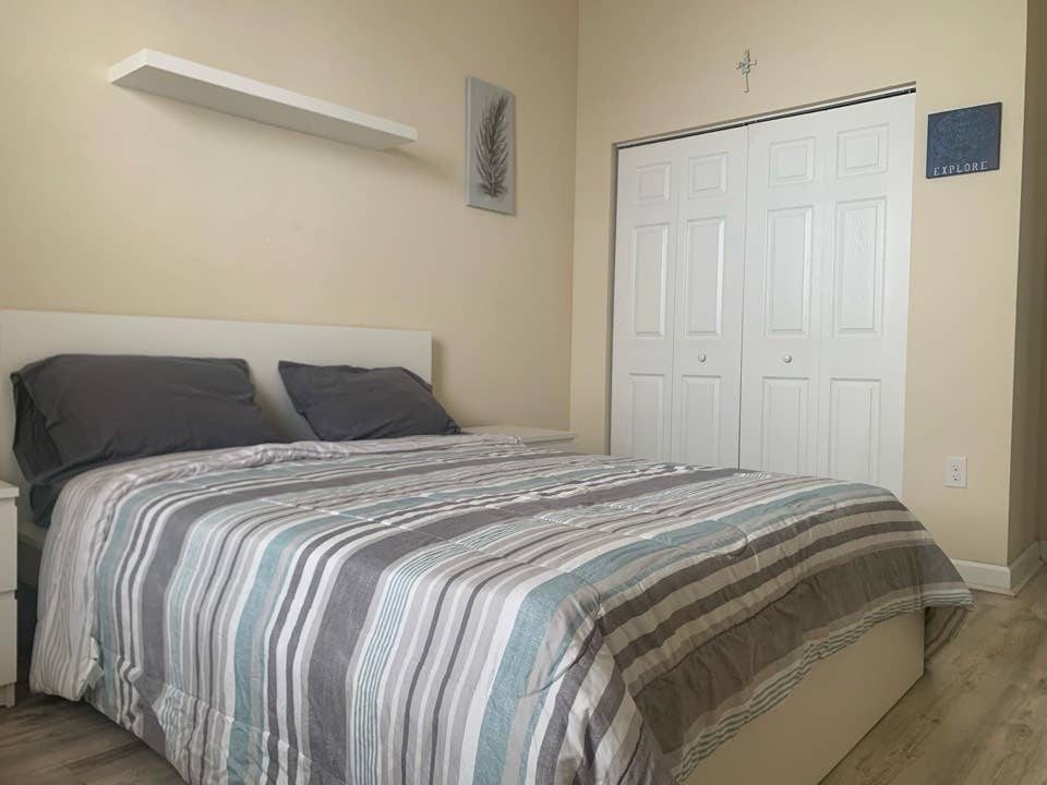 Bright Room + Pool + Parking