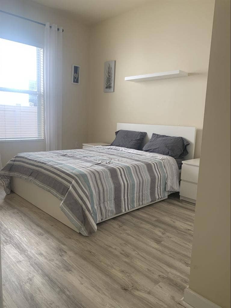 Bright Room + Pool + Parking