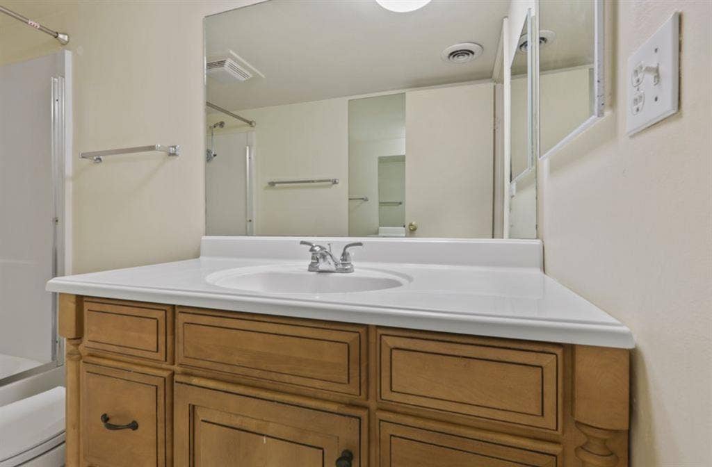 2 bed 1.5 bath apartment for rent