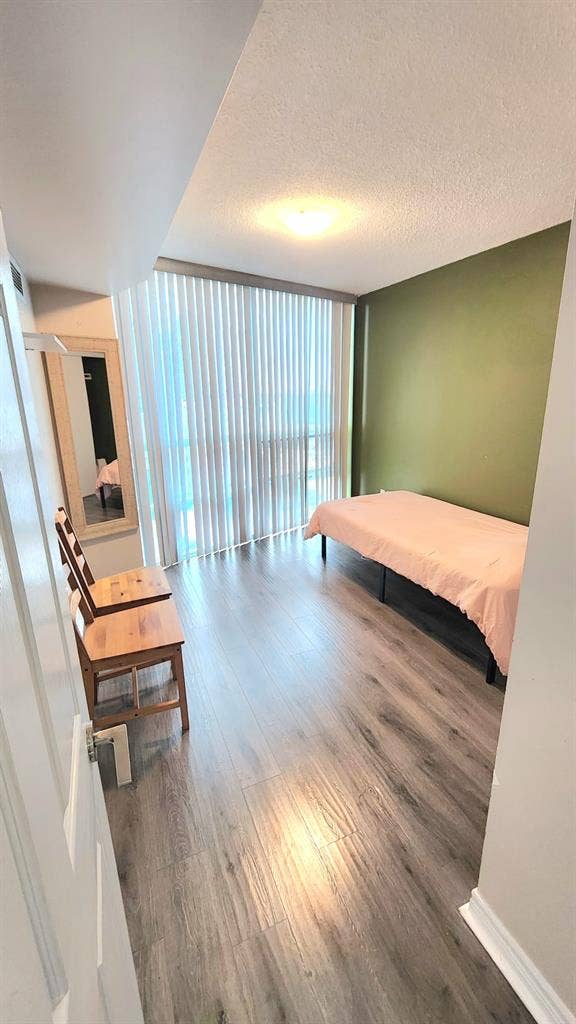 Private Room Female Roommate STC
