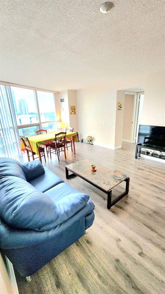 Private Room Female Roommate STC