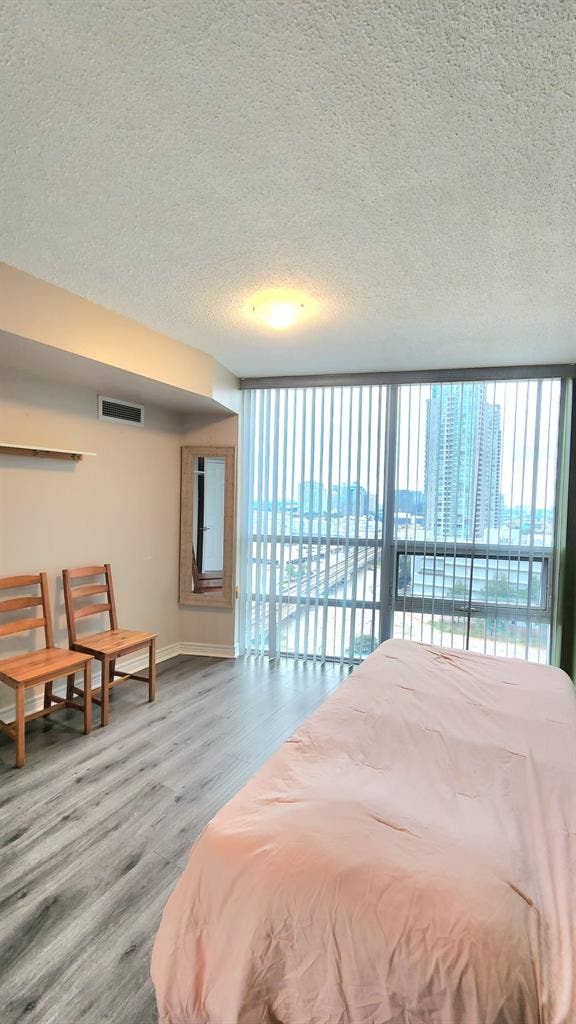Private Room Female Roommate STC