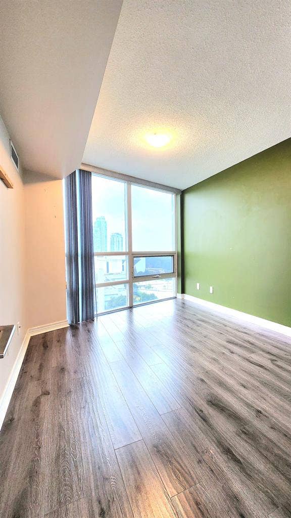 Private Room Female Roommate STC
