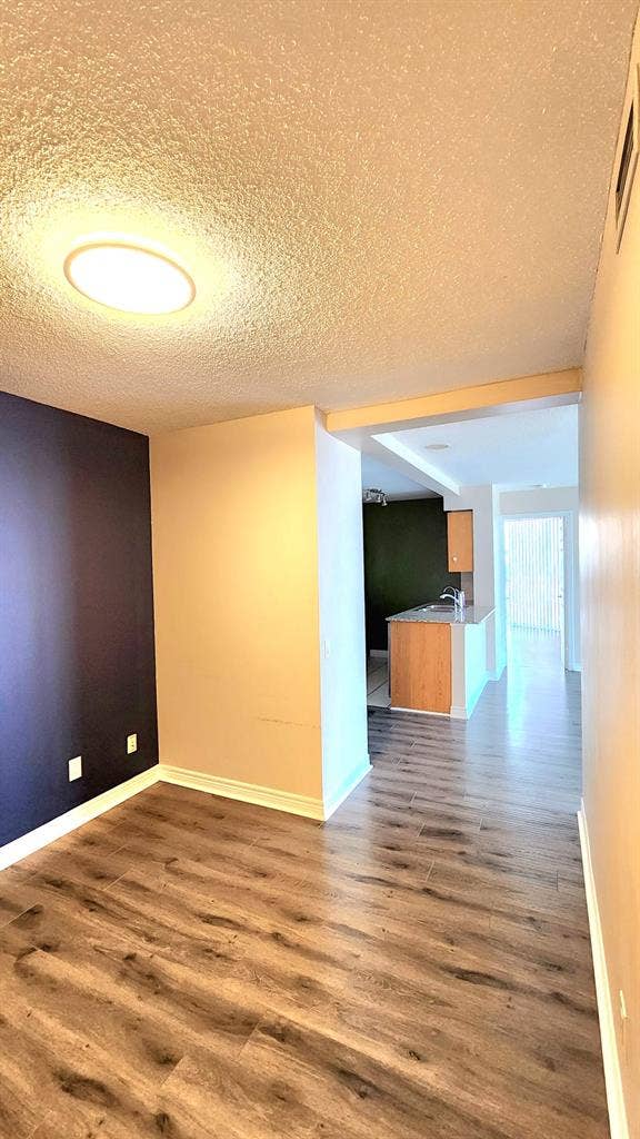 Private Room Female Roommate STC