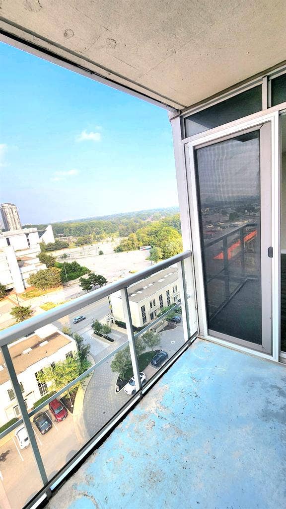 Private Room Female Roommate STC