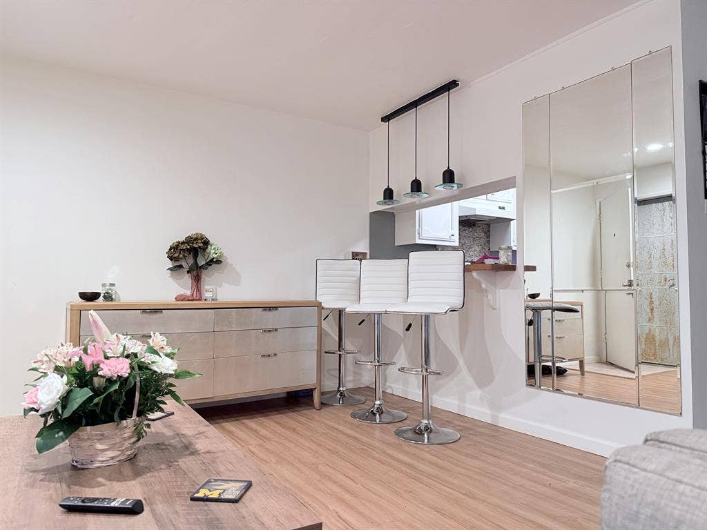 Private room for rent in hermosa!