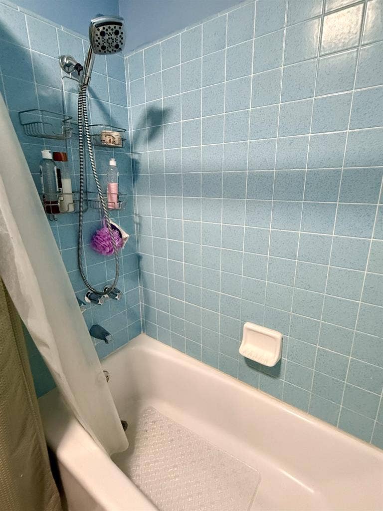 Private room for rent in hermosa!