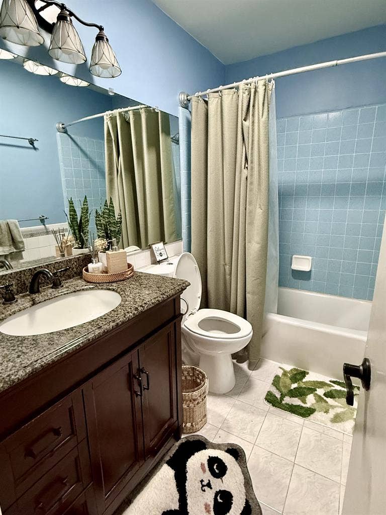 Private room for rent in hermosa!