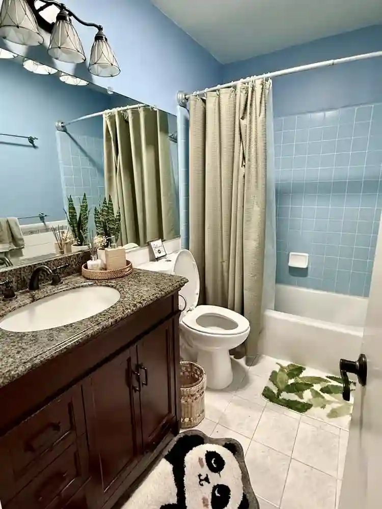 Private room for rent in hermosa!