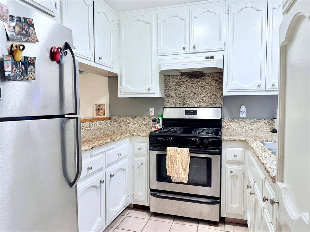 Private room for rent in hermosa!
