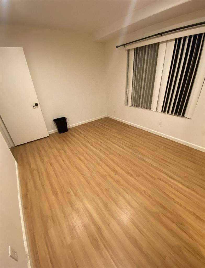 Private room for rent in hermosa!