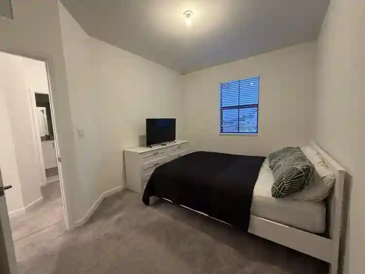 Super clean/modern room for rent