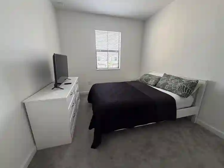 Super clean/modern room for rent