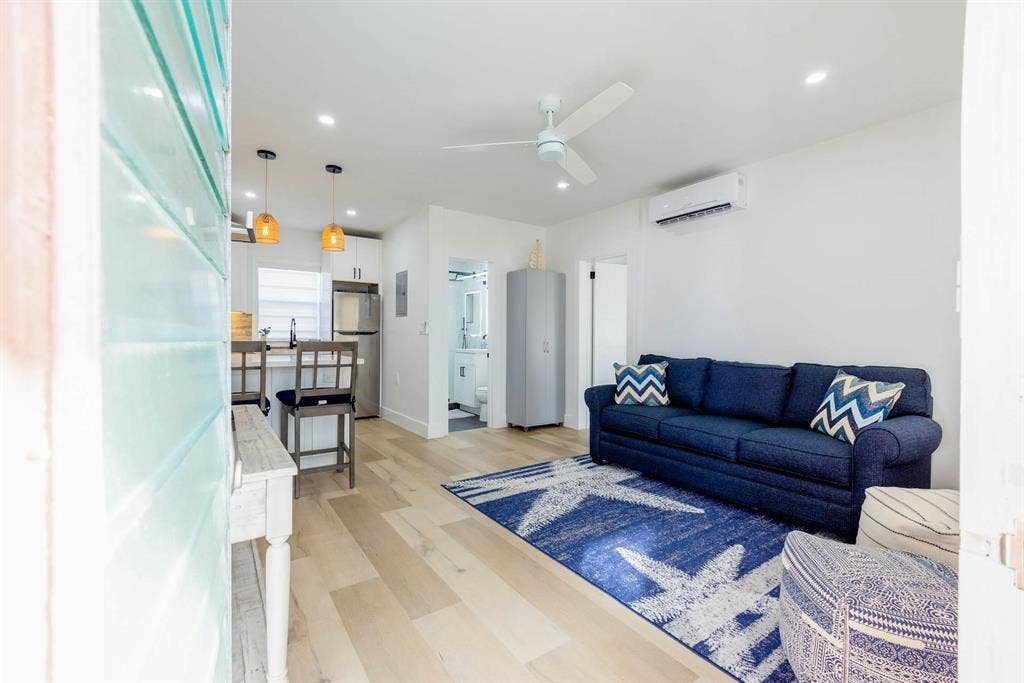 Stylish beachcondo W/ocean access