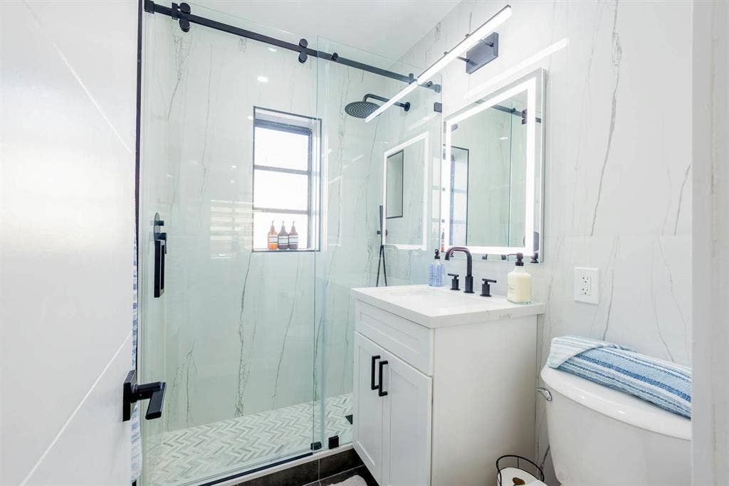 Stylish beachcondo W/ocean access