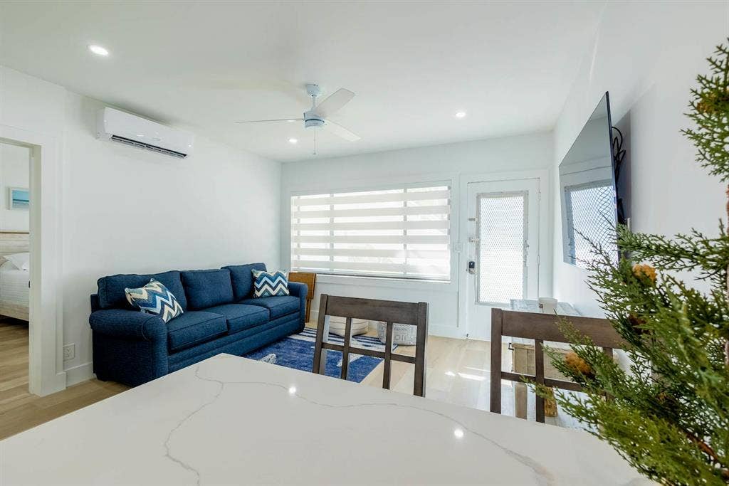Stylish beachcondo W/ocean access