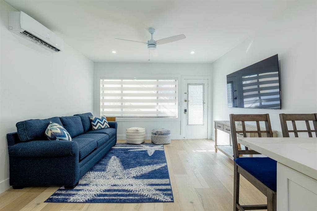Stylish beachcondo W/ocean access