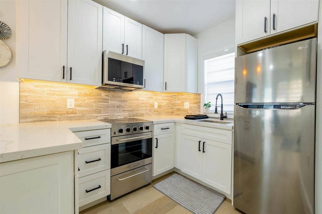 Stylish beachcondo W/ocean access