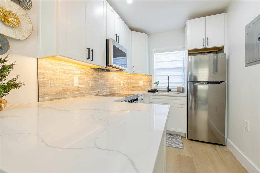 Stylish beachcondo W/ocean access