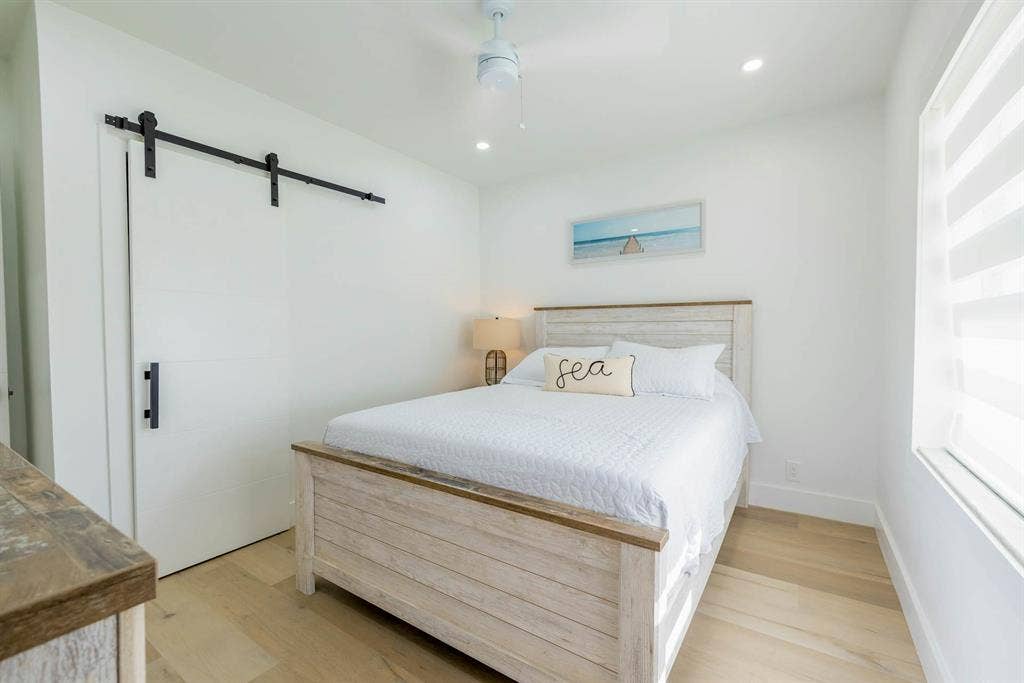 Stylish beachcondo W/ocean access