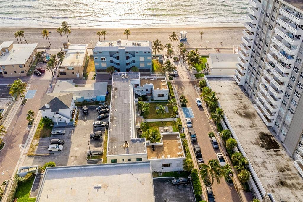 Stylish beachcondo W/ocean access