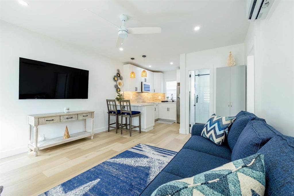 Stylish beachcondo W/ocean access
