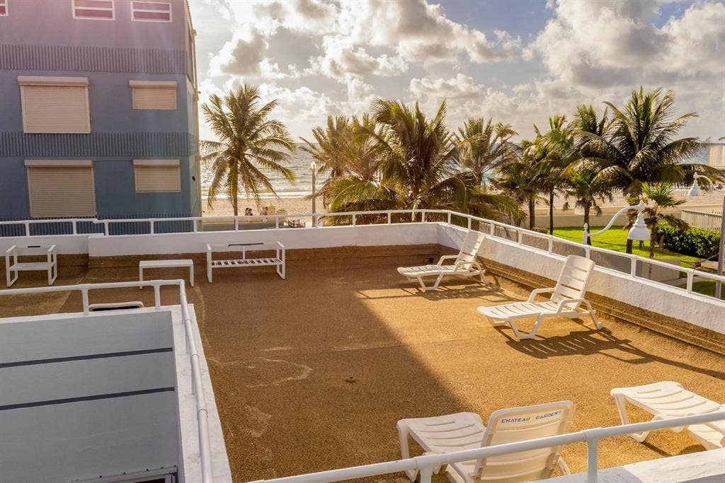 Stylish beachcondo W/ocean access