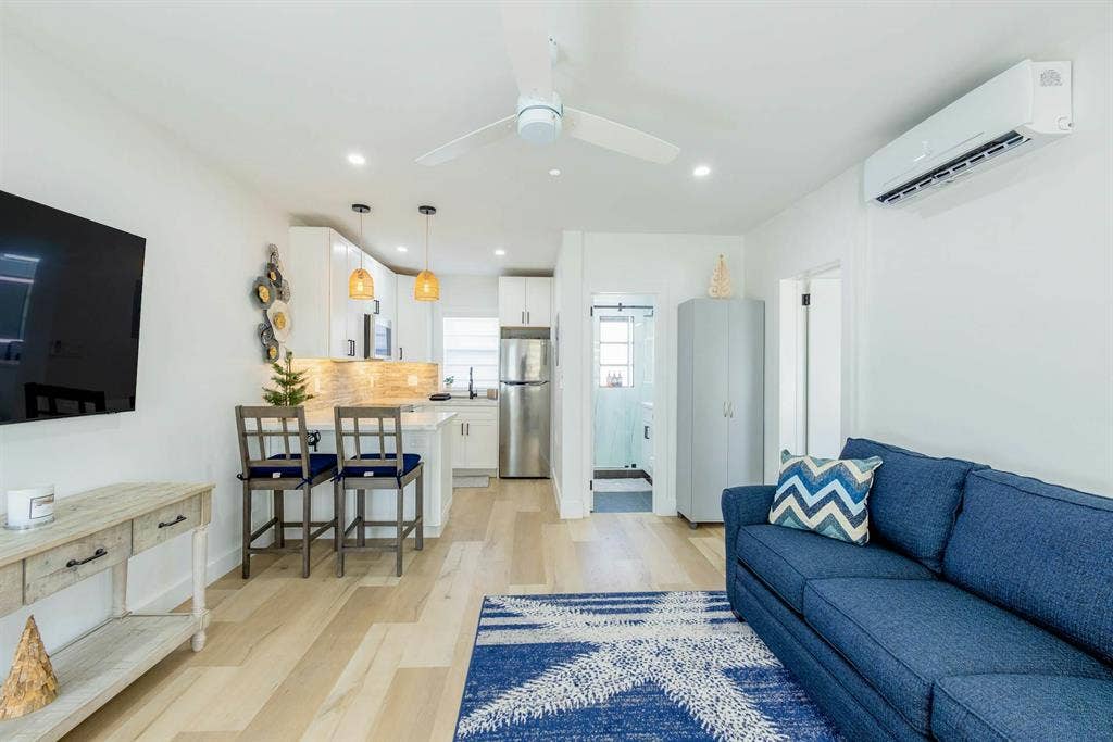 Stylish beachcondo W/ocean access