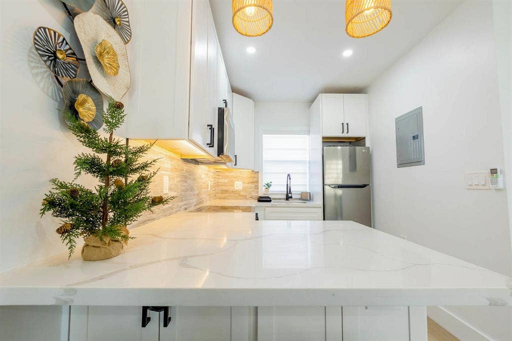 Stylish beachcondo W/ocean access