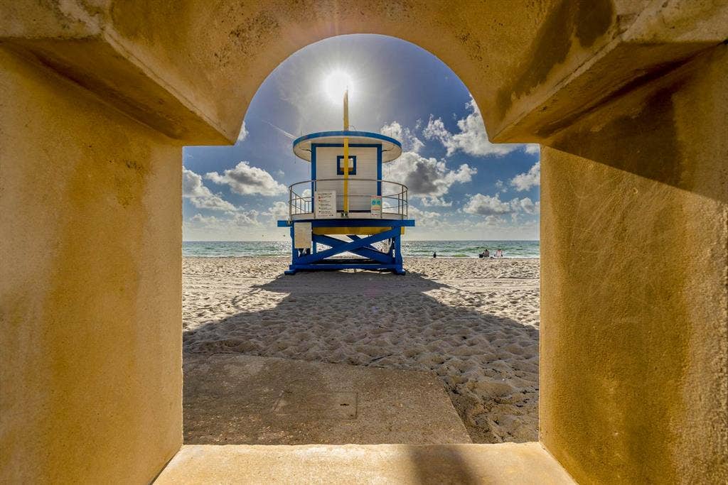 Stylish beachcondo W/ocean access