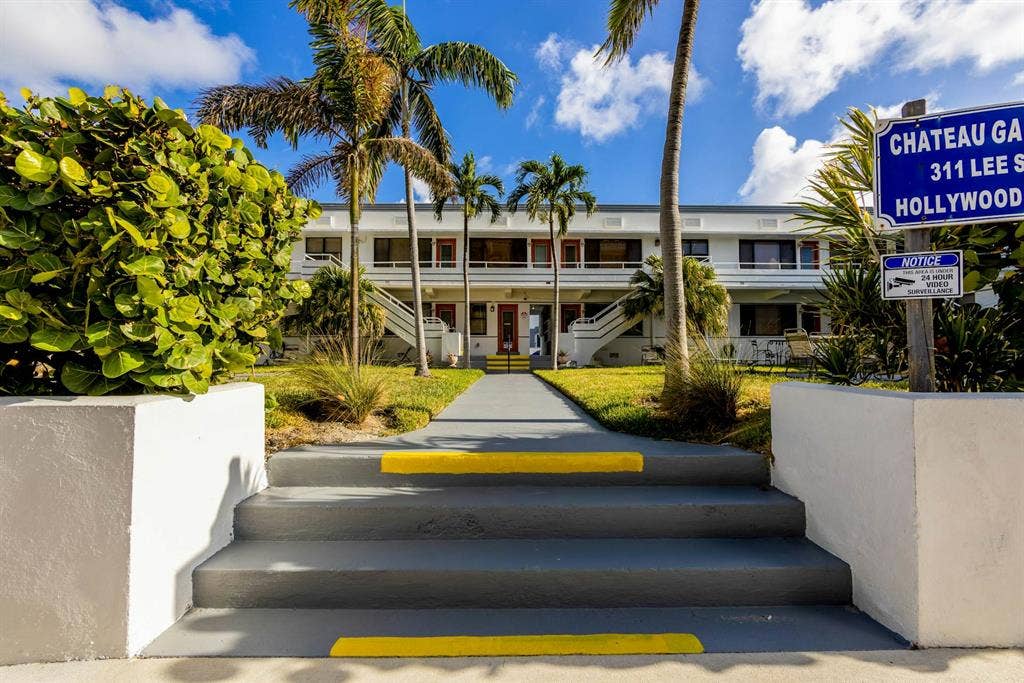 Stylish beachcondo W/ocean access