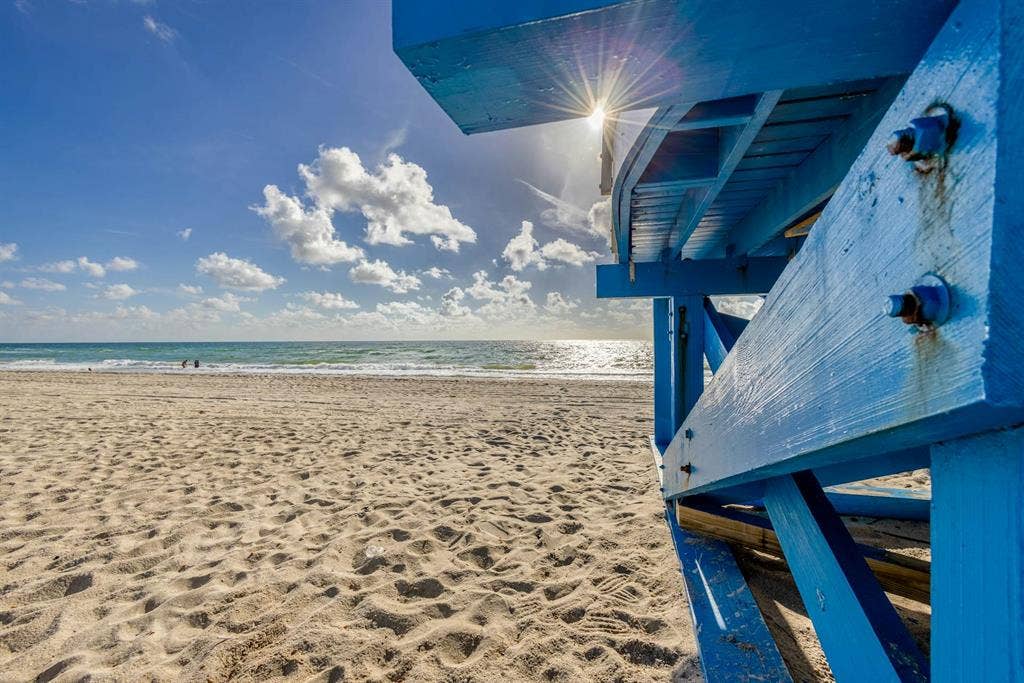 Stylish beachcondo W/ocean access