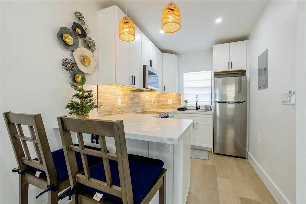 Stylish beachcondo W/ocean access