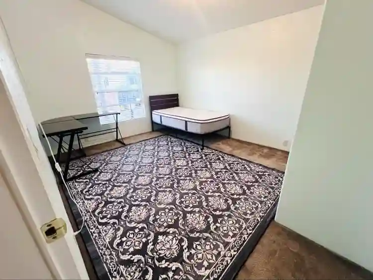 ROOM FOR RENT IN HB HOME
