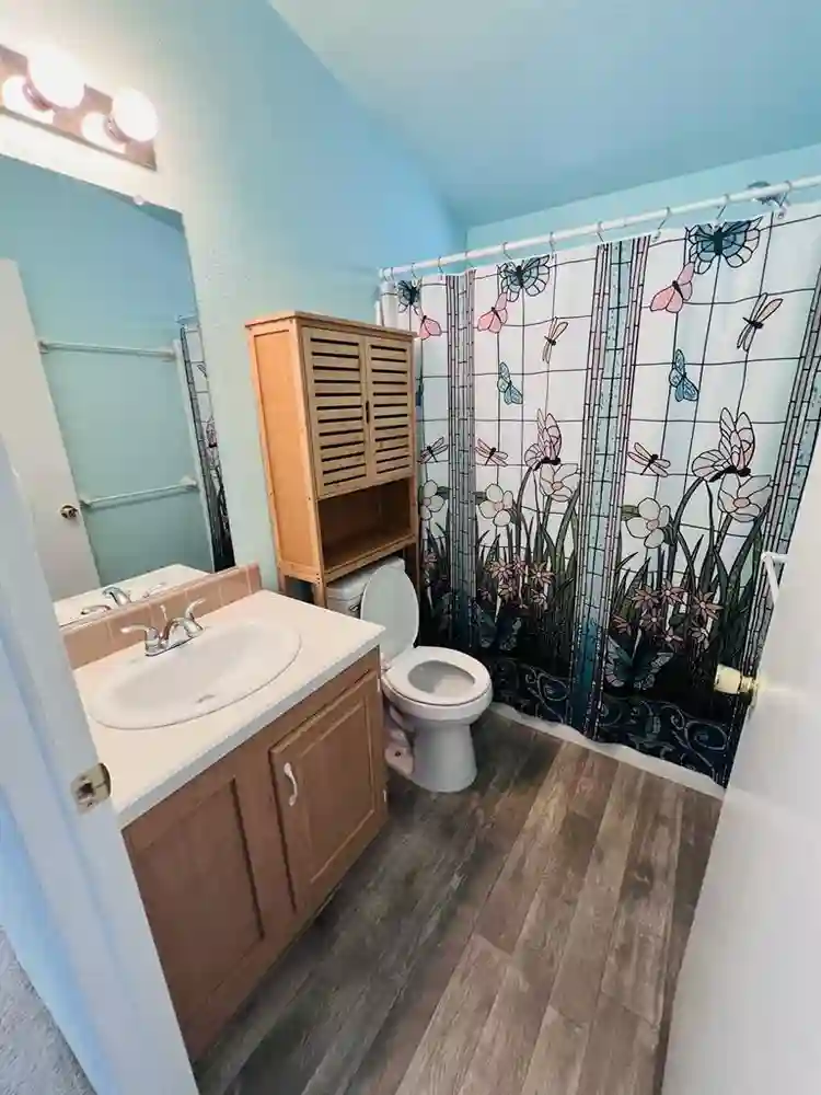 ROOM FOR RENT IN HB HOME